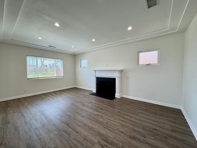 Building Photo - Charming Morningside Park Home Ready to Mo...