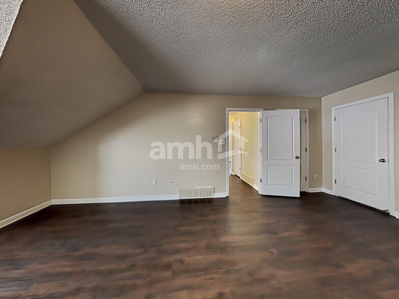 Building Photo - 9321 N Fairmont Cir
