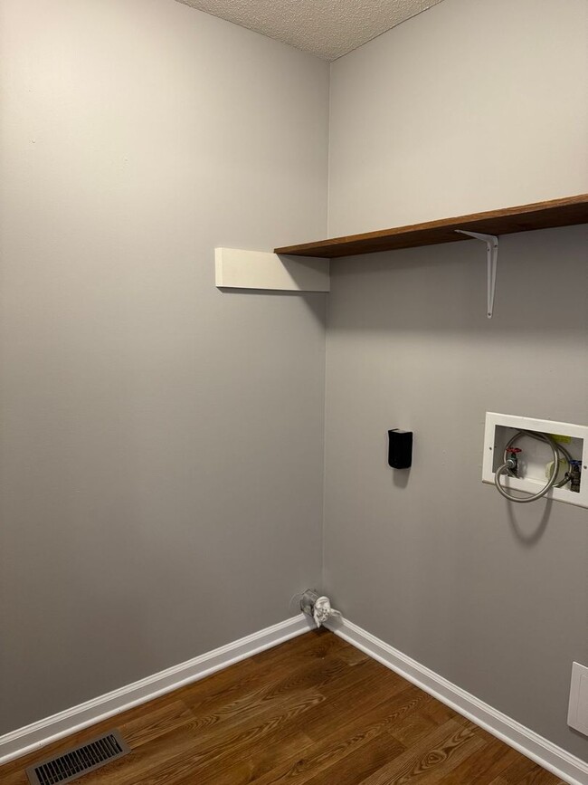 Building Photo - Sango! 3 Bed/2.5 Bath with unfinished base...