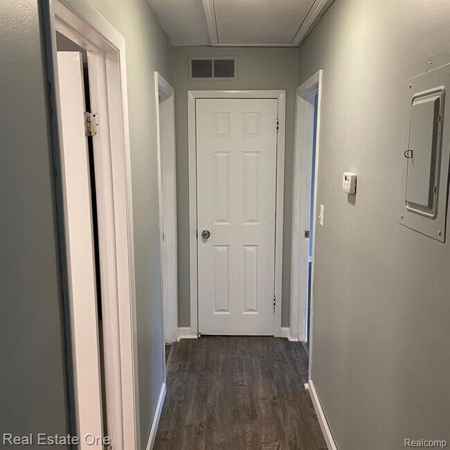 Building Photo - 7220 Bluewater Dr