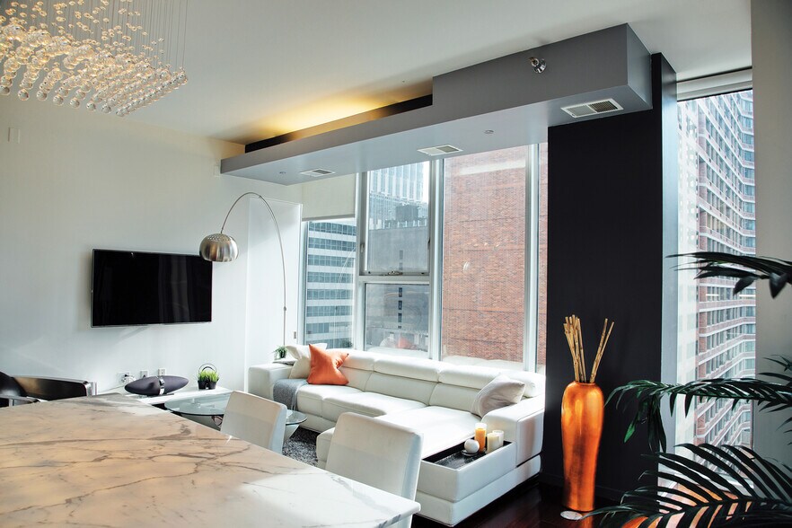 Building Photo - 550 N Saint Clair St