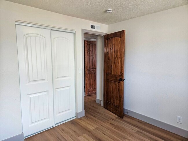 Building Photo - 3Bd/1.5Ba Single Story Home - For viewing!