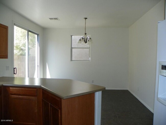 Building Photo - Phoenix Gem, 3 bed, 2.5 bath