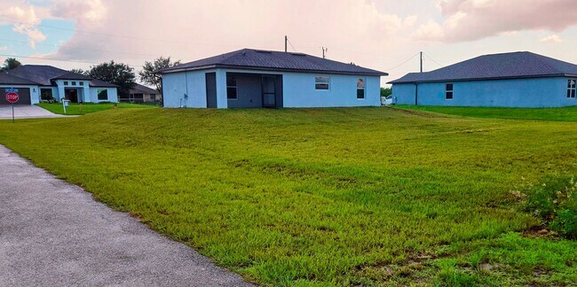 Building Photo - Great SW Location-Three Bedroom -two bath
