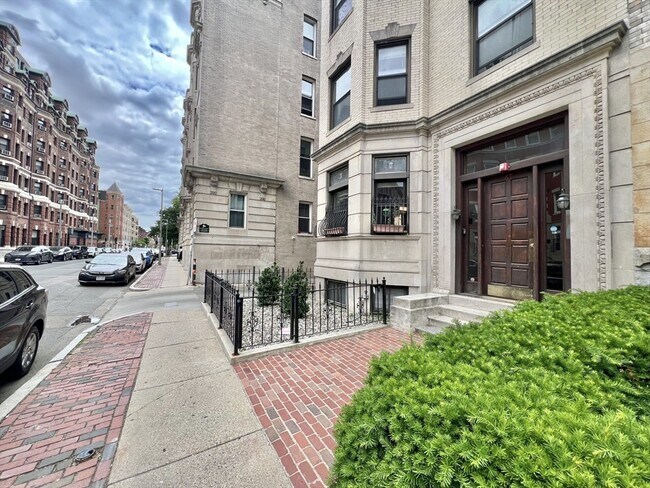 Building Photo - 65 Hemenway St