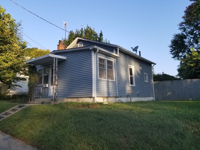 Primary Photo - 1 Bedroom Ranch with Den