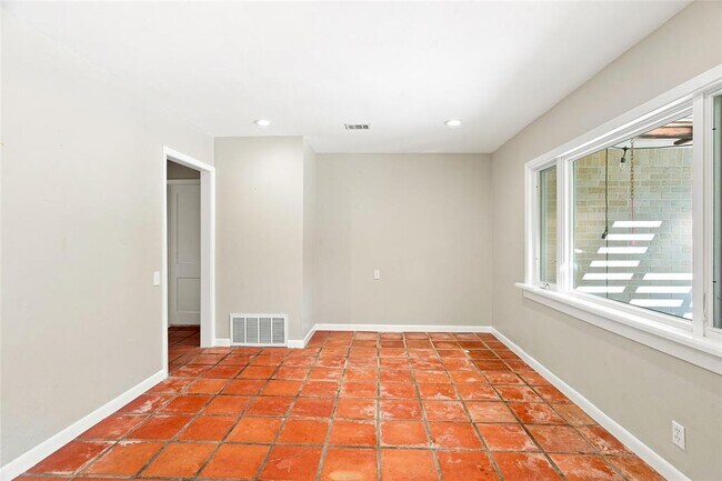 Building Photo - 3005 Village Dr