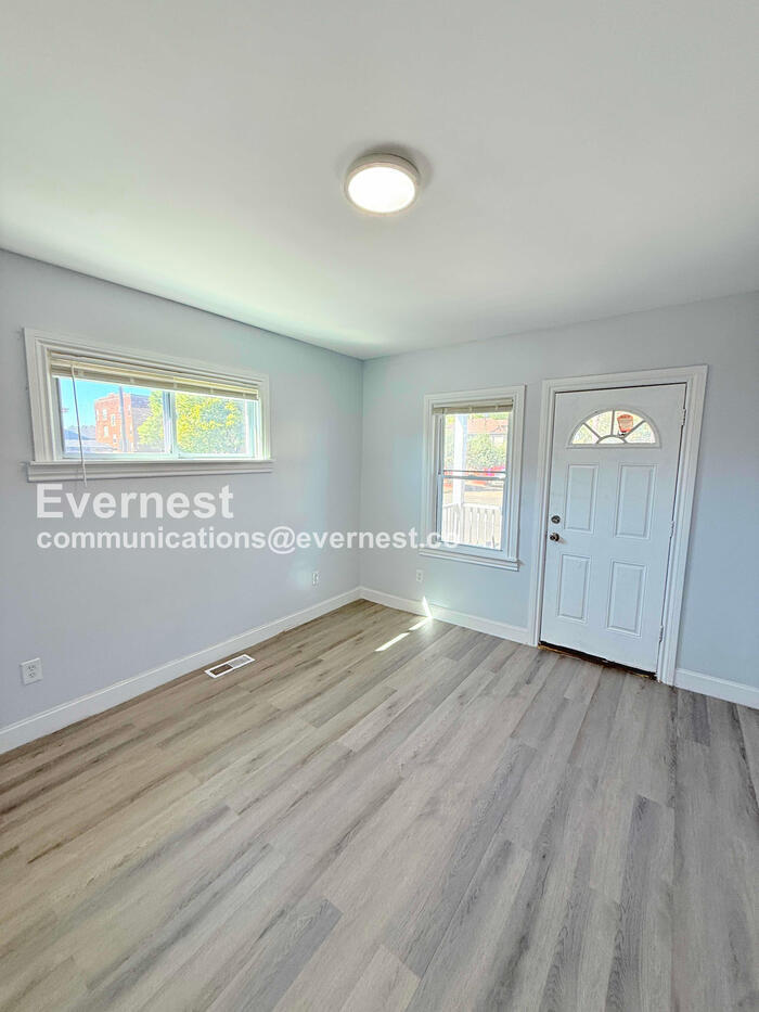 Building Photo - 2484 Woodmere St