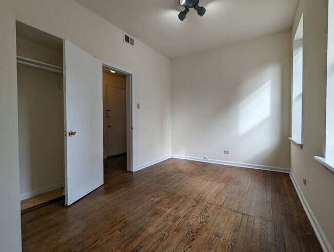 Building Photo - 3147 W Medill Ave