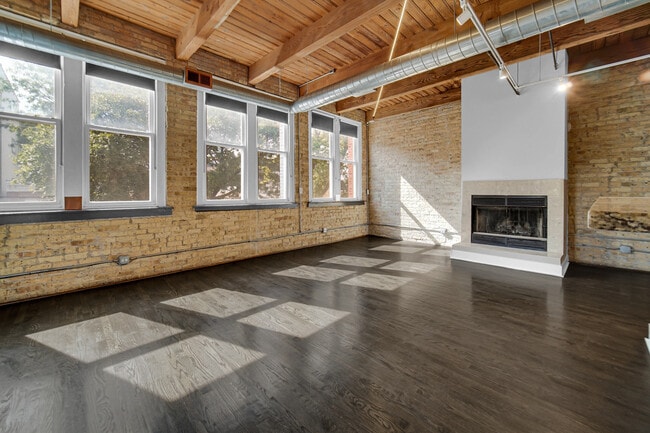 Building Photo - 2014 W Wabansia Ave