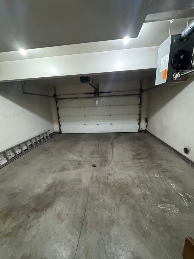 Building Photo - 100 Burton St