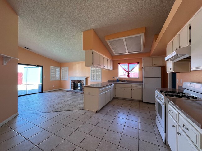 Building Photo - 3 Bedroom 2 Bathroom House with Swimming P...