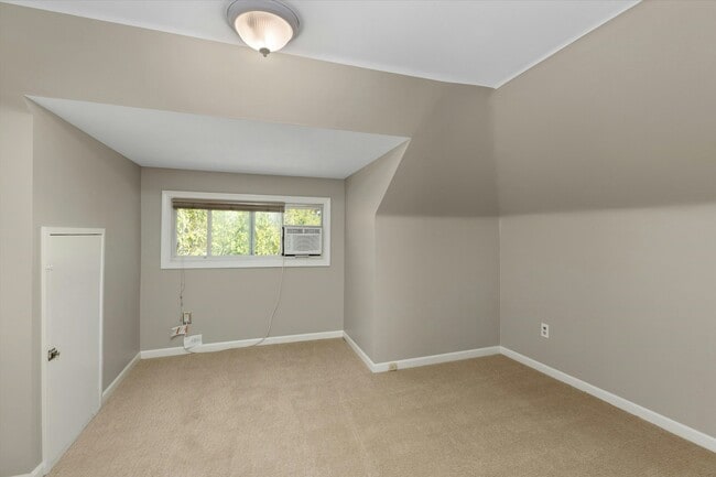 Building Photo - 712 Golf Ave