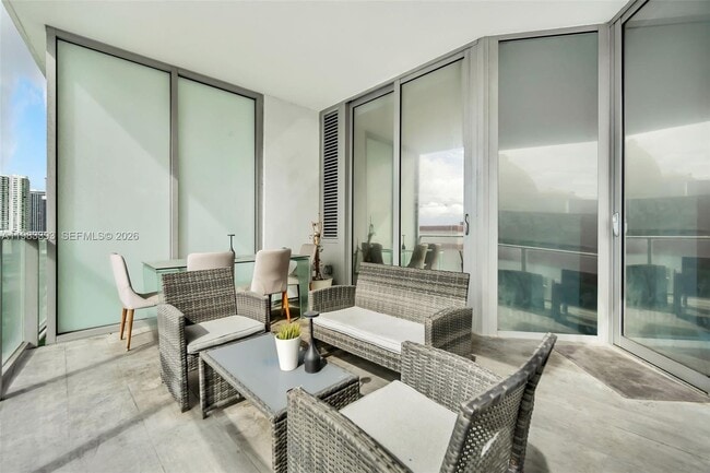 Building Photo - 851 NE 1st Ave