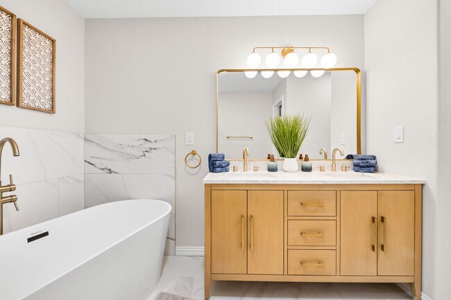 Building Photo - Lakefront Luxury Retreat, 5 Beds, 3 Baths, Quiet Gated Community.