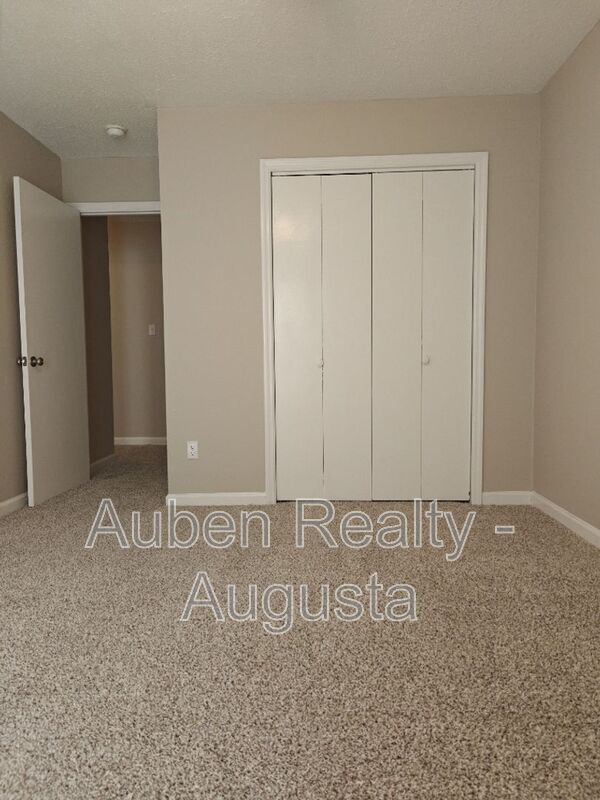 Building Photo - 5183 Fairington Dr