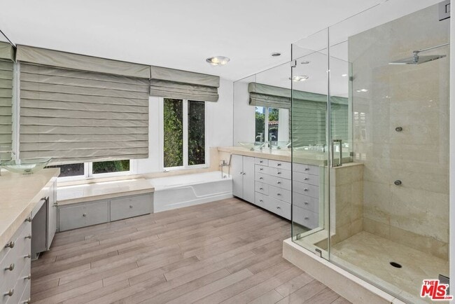 Building Photo - 305 S Bedford Dr