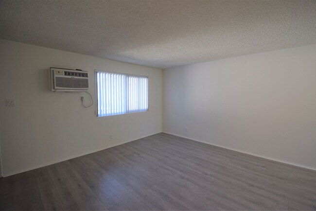 Building Photo - 6954