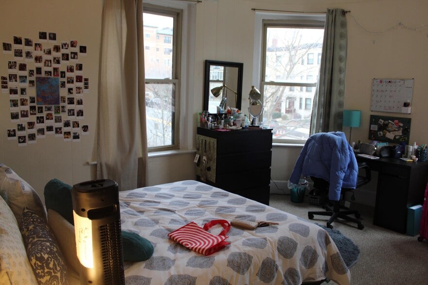 Building Photo - 879 Beacon St