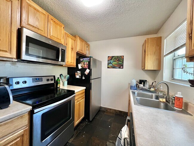 Building Photo - Great Campus West 2 Bed 1 Bath Available!