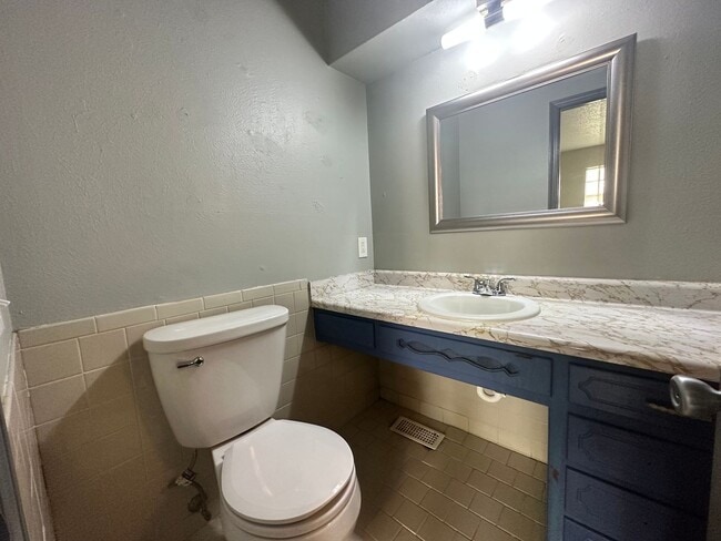 Building Photo - 2 bed unit okc