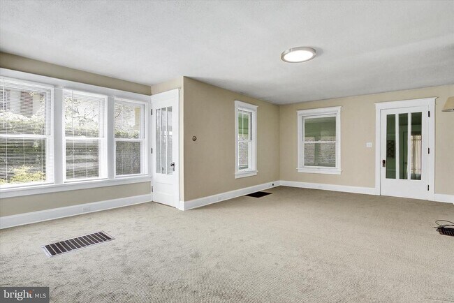 Building Photo - 319 N 2nd St