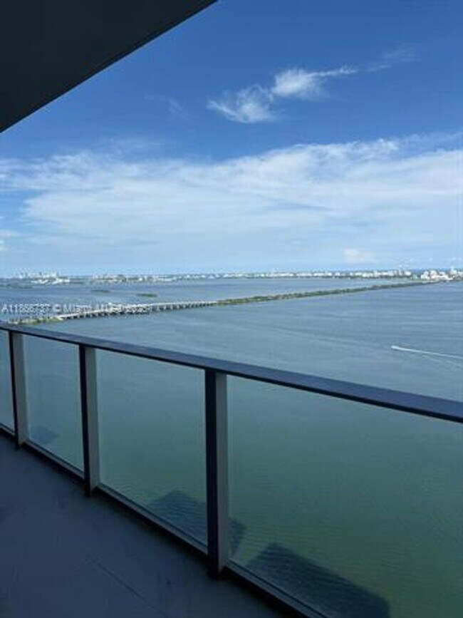 Building Photo - 700 NE 24th St