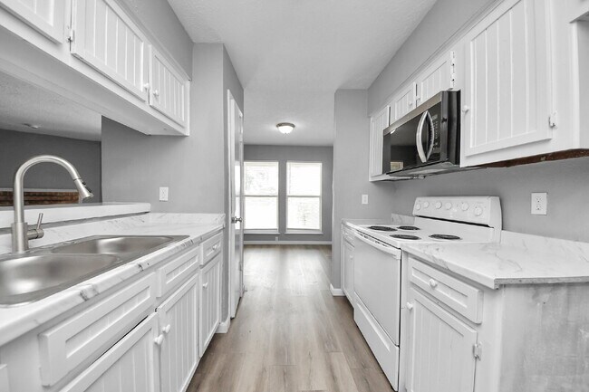 Building Photo - No Carpet. Private Yard. Extra Storage. What More Could You Ask For?