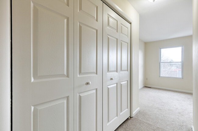 Building Photo - 625 Glynock Plz