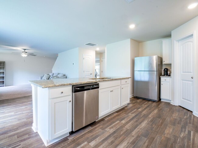 Building Photo - 551 Poppleton Dr