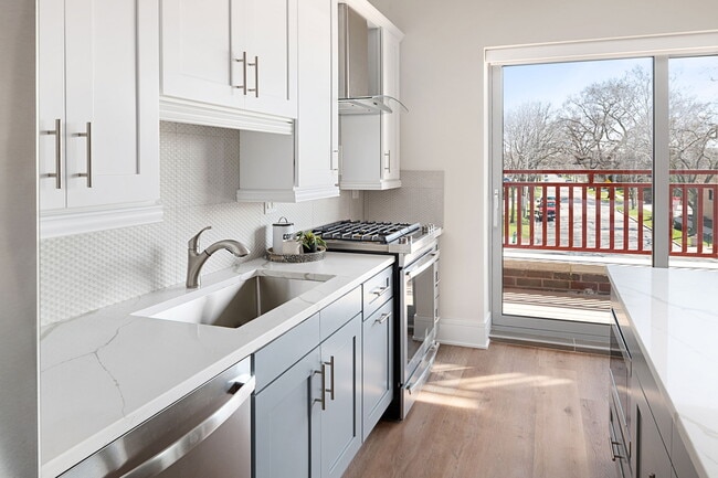 Building Photo - 1610 N Normandy Ave