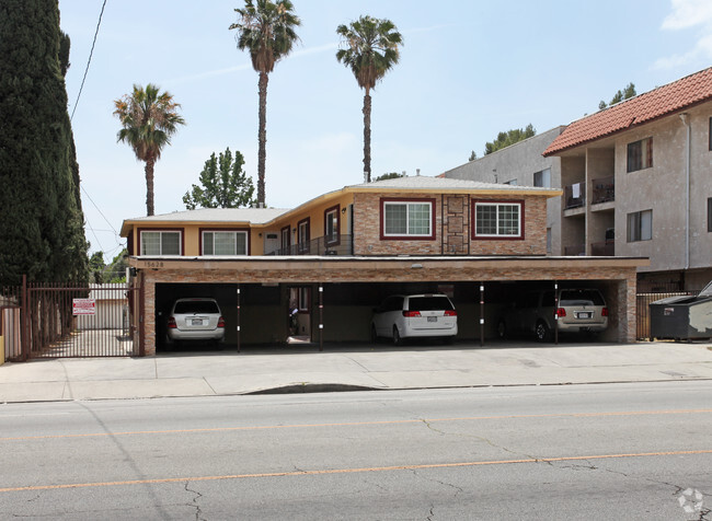 Primary Photo - 15624-15628 Vanowen St