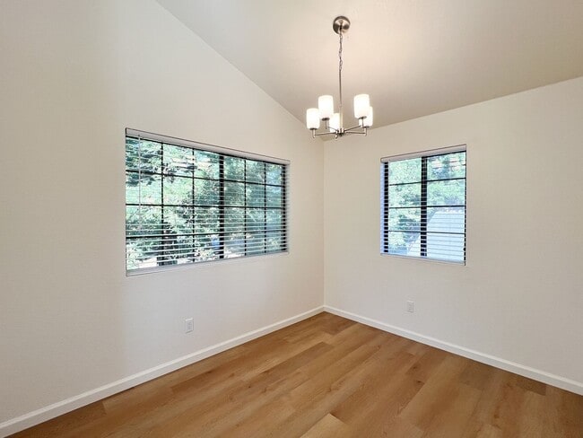 Building Photo - Renovated One Bedroom Condo with Single Ca...