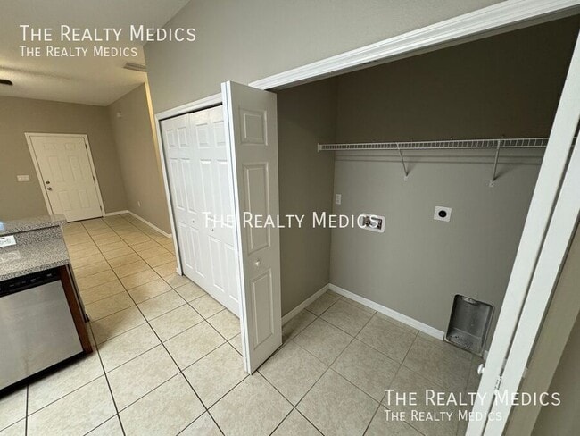 Building Photo - 548 Albatross Dr