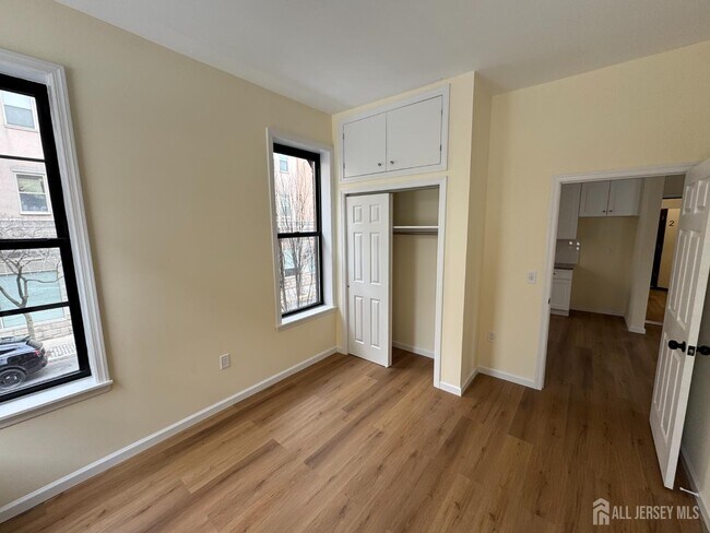 Building Photo - 290 King St