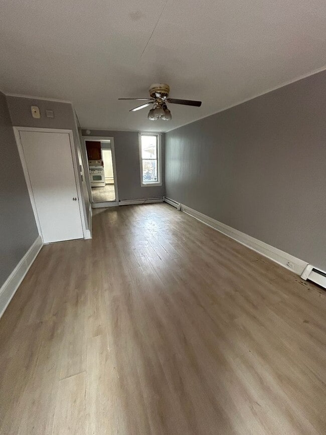 Building Photo - 3 Bedroom Home