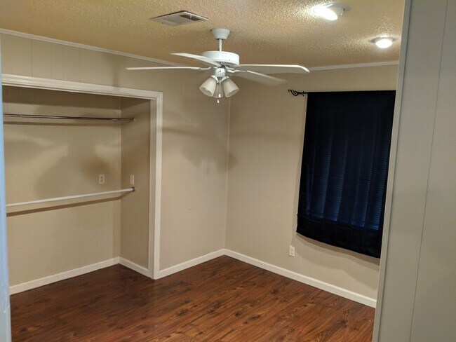 Building Photo - Awesome 4 bed/ 2 bath home located just of...