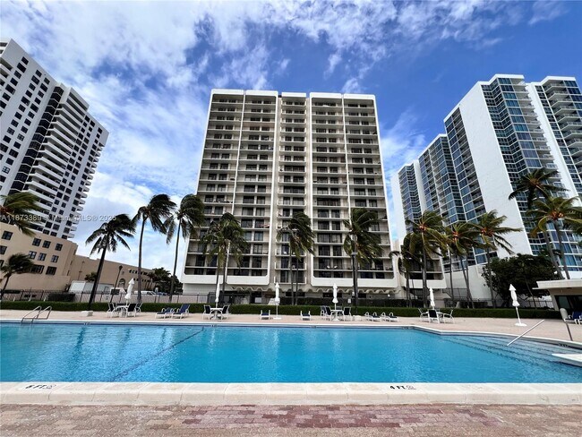 Building Photo - 2625 Collins Ave