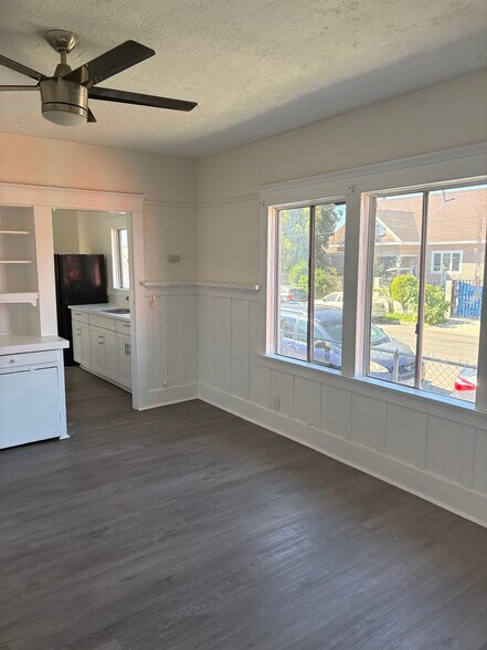 Building Photo - 402 E 43rd Pl