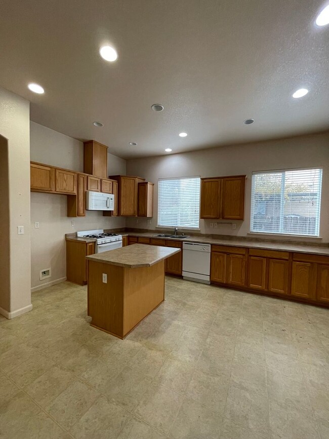 Building Photo - This charming 3/bed 2/bath welcomes you home.