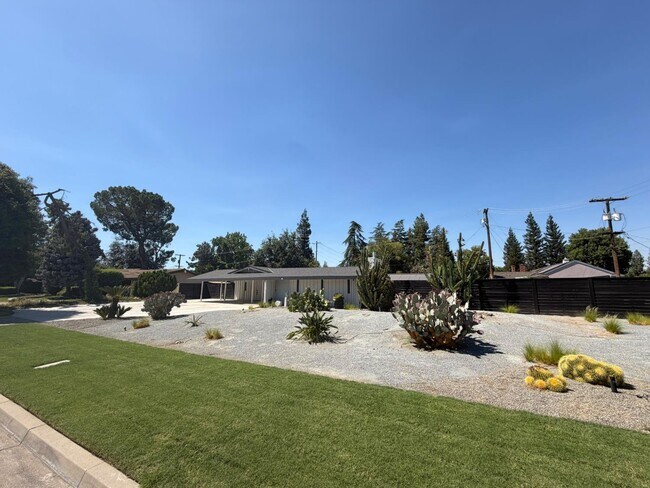 Building Photo - 2430 W San Jose Ave