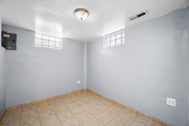 Building Photo - 7820 S Sawyer Ave