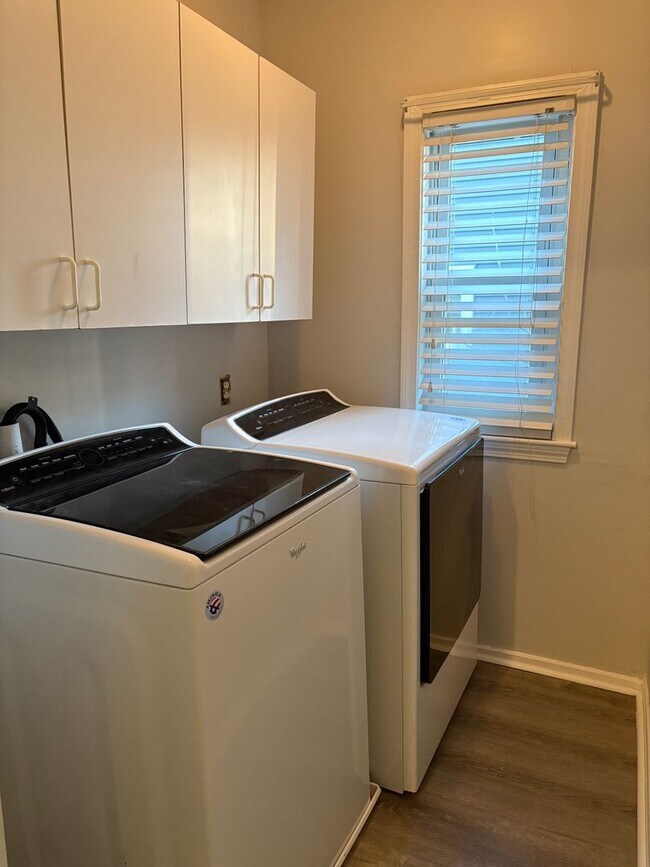 Building Photo - 10-12 Rockdale Ave