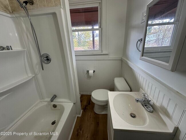 Building Photo - 568 Main St