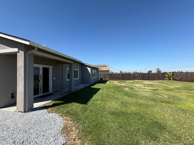 Building Photo - Single story home in with large backyard!