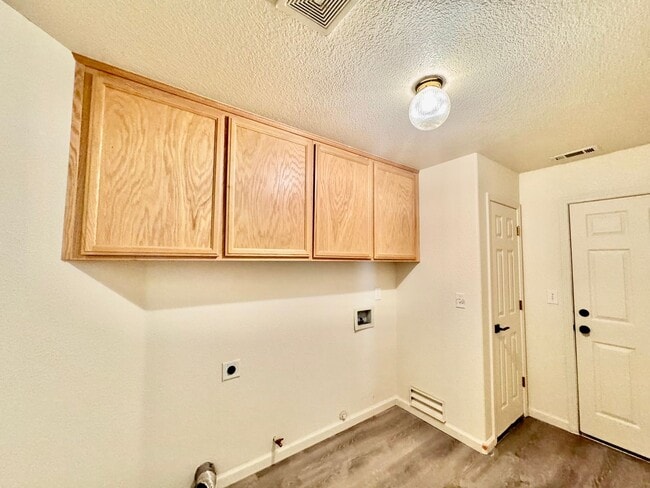 Building Photo - REDUCED!!! 4 Bedroom, 3 Bath Tri-Level Hom...