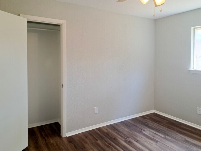 Building Photo - Spacious 3 bedroom 2 bath home w/ swimming...