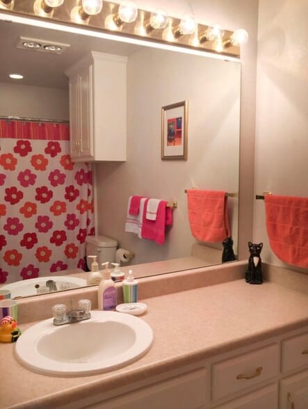 Full Bathroom for Bedroom 1 - 505 9th Ave B