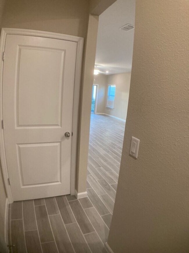 Building Photo - Stylish & Low-Maintenance Living in Oakleaf Community