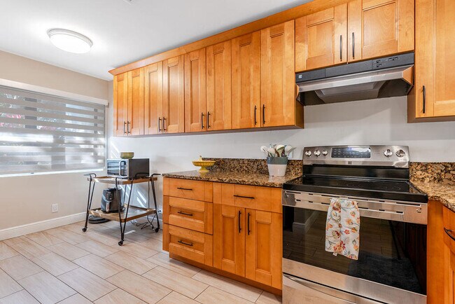 Building Photo - 4143 Palm Forest Dr N